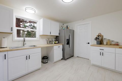 Tiny photo for 970 NE Ochoco Avenue, Prineville, OR 97754 (MLS # 220212793)