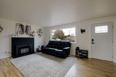 Tiny photo for 970 NE Ochoco Avenue, Prineville, OR 97754 (MLS # 220212793)