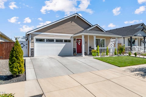 Photo of 285 Reanna Way, Medford, OR 97501 (MLS # 220228622)