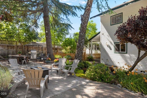 Tiny photo for 1043 Thelma Way, Grants Pass, OR 97527 (MLS # 220223554)