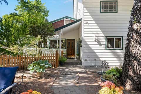 Tiny photo for 1043 Thelma Way, Grants Pass, OR 97527 (MLS # 220223554)