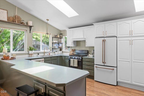 Tiny photo for 1043 Thelma Way, Grants Pass, OR 97527 (MLS # 220223554)