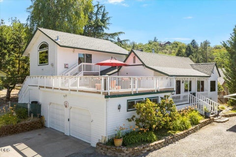 Photo of 1043 Thelma Way, Grants Pass, OR 97527 (MLS # 220223554)