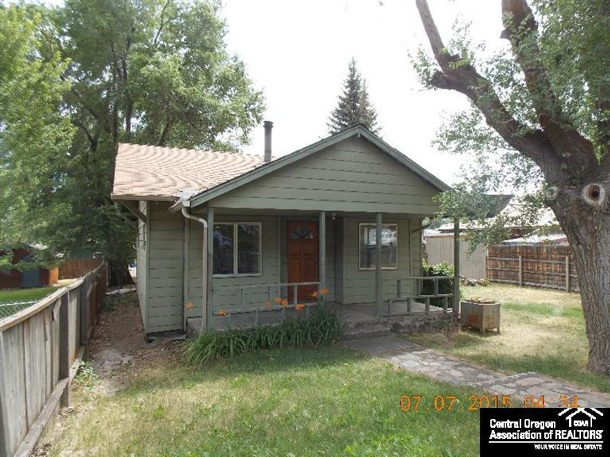 Vintage Westside cottage close to down town Bend, Parks and College. Lots of built ins and original doors throughout the home. Own a piece of history. Zoned RM. The possibilities are endless. Call for your private showing today!