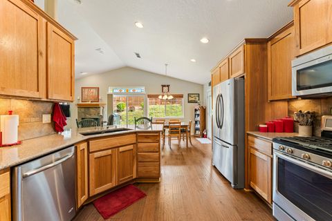 Tiny photo for 2317 SE Overland Drive, Grants Pass, OR 97527 (MLS # 220220224)
