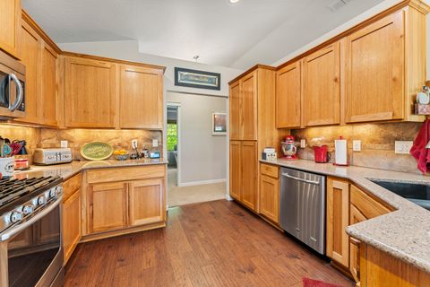 Tiny photo for 2317 SE Overland Drive, Grants Pass, OR 97527 (MLS # 220220224)