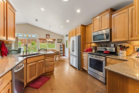 Tiny photo for 2317 SE Overland Drive, Grants Pass, OR 97527 (MLS # 220220224)