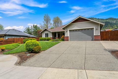 Tiny photo for 2317 SE Overland Drive, Grants Pass, OR 97527 (MLS # 220220224)