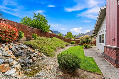 Tiny photo for 2317 SE Overland Drive, Grants Pass, OR 97527 (MLS # 220220224)