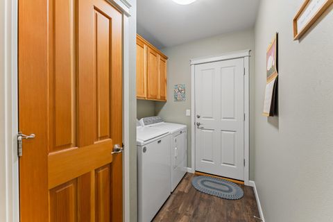Tiny photo for 2317 SE Overland Drive, Grants Pass, OR 97527 (MLS # 220220224)