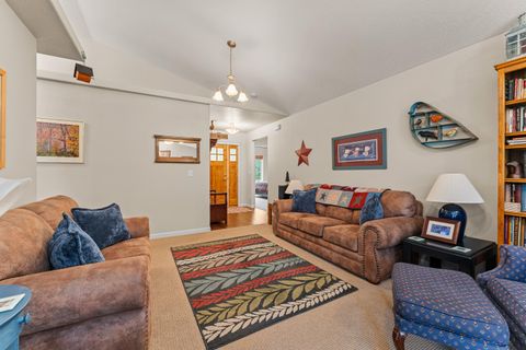 Tiny photo for 2317 SE Overland Drive, Grants Pass, OR 97527 (MLS # 220220224)