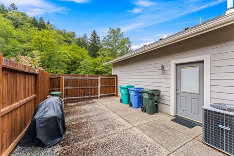 Tiny photo for 2317 SE Overland Drive, Grants Pass, OR 97527 (MLS # 220220224)