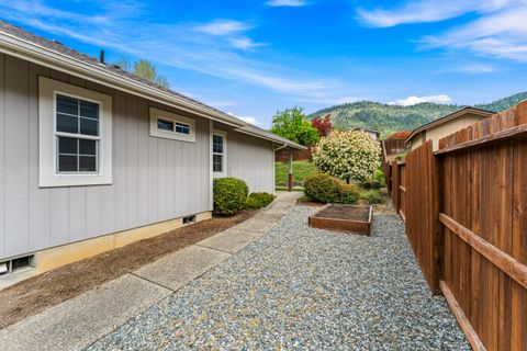 Tiny photo for 2317 SE Overland Drive, Grants Pass, OR 97527 (MLS # 220220224)