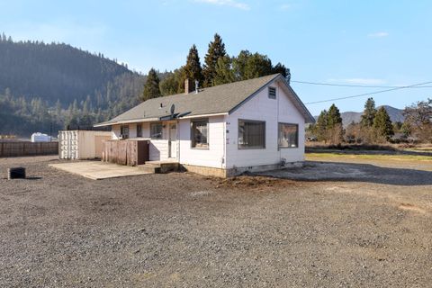 Photo of 175 Rogue River Highway, Gold Hill, OR 97525 (MLS # 220219584)