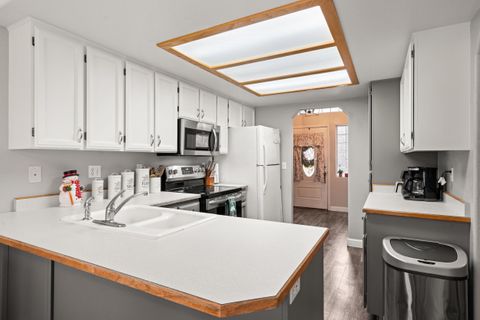 Tiny photo for 2754 Juanita Avenue, Medford, OR 97504 (MLS # 220212967)