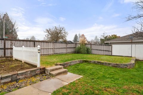 Tiny photo for 2754 Juanita Avenue, Medford, OR 97504 (MLS # 220212967)