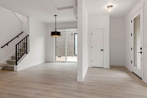 Tiny photo for 947 W Linda Avenue #29, Sisters, OR 97759 (MLS # 220210161)