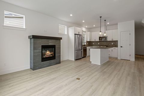 Tiny photo for 947 W Linda Avenue #29, Sisters, OR 97759 (MLS # 220210161)