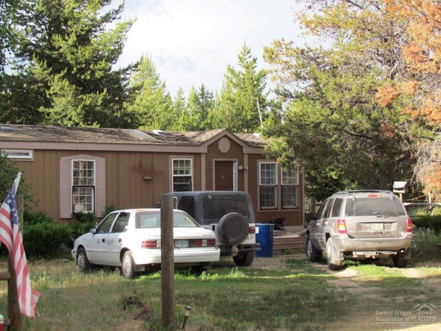 A Cozy Ranch Style Manufactured Home located near acres and acres of BLM land. Quick access to Highway 97 and town.