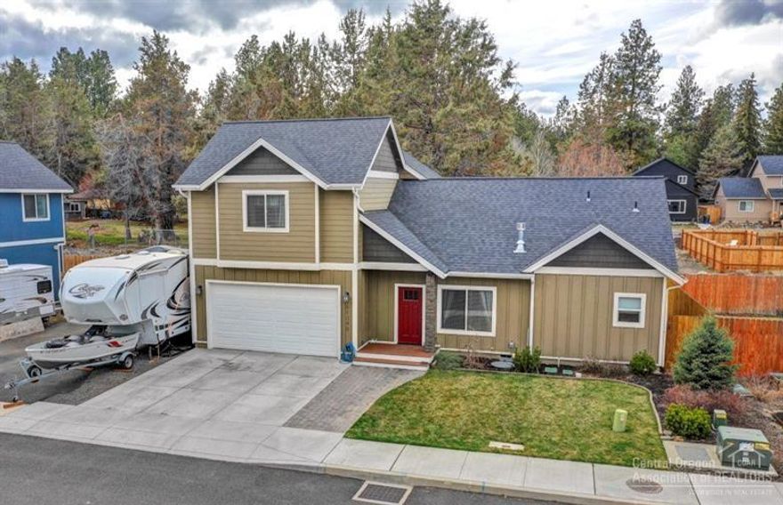 End-of-the-Road Privacy 2014 Built 1700+ sqft SE Bend Home! 3Bd/2.5Ba like-new home features: Stone/Shake accents, Great Room w/distressed wood-lam flooring, Gas FP, open dining/kitchen w/tiled counters, knotty-alder cabs, tiled B-Bar, SS appliances, pantry, main level vaulted-master suite w/walk-in & private bath w/double tiled vanity, laundry/mud room w/wash basin & tiled floor, attached 2-car garage, low-maint fenced backyard w/paver patio, fire-pit & frame storage building and side RV parking pad too!