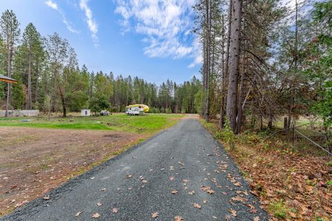 Tiny photo for 1740 Pleasant Creek Road, Rogue River, OR 97537 (MLS # 220212225)