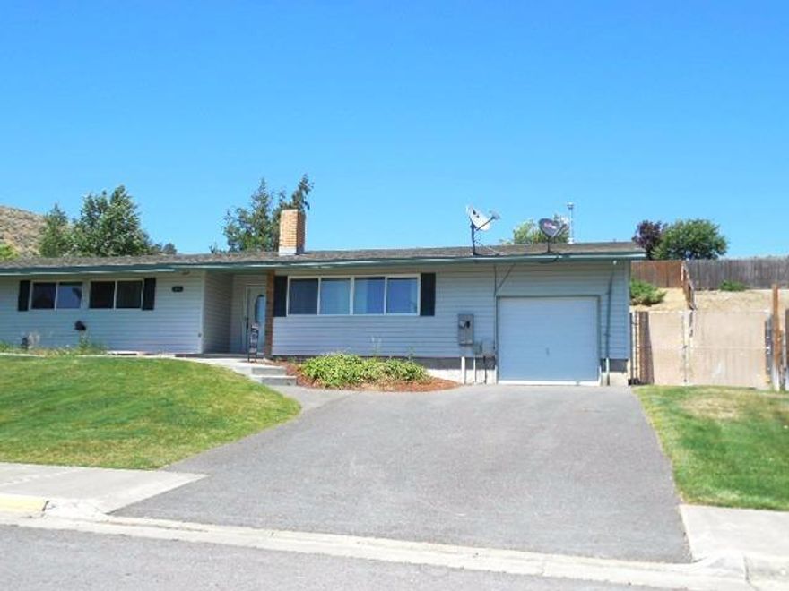 Beautiful Single level the Condo In the Desirable gated community of Falcon Heights, featuring a large fenced yard, updated interior finishes and stainless steel appliances. One year home warranty provided by the seller. Monthly HOA fees includes water ,sewer, front yard maintenance, use of common areas, street snow removal, eaves painting and roofing.