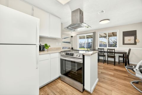 Tiny photo for 1968 Hutchins Circle, Medford, OR 97504 (MLS # 220212684)