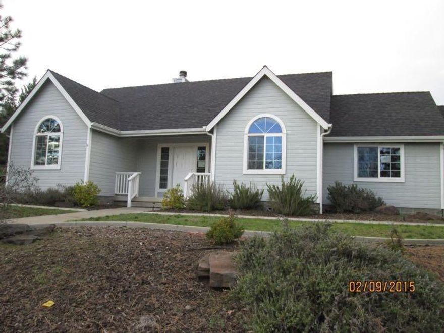 Very nice 3 bdrm, 2 bath country home located in Shady Cove. This home's curb appeal is just the beginning. Split floor plan, floor to ceiling river rock fireplace, vaulted ceilings, huge backyard patio, and wonderful landscaping. This home won't last long.