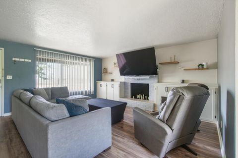 Tiny photo for 664 SW 35th Street, Redmond, OR 97756 (MLS # 220221732)