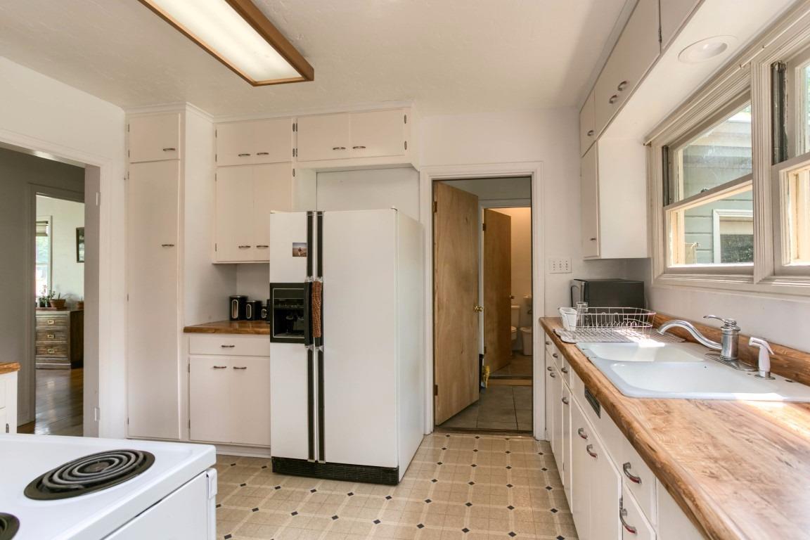 Country Club Manor - Residential