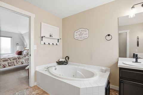 Tiny photo for 999 Golden Pheasant Drive, Redmond, OR 97756 (MLS # 220219398)