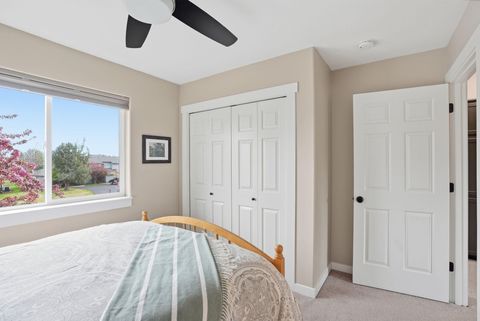 Tiny photo for 999 Golden Pheasant Drive, Redmond, OR 97756 (MLS # 220219398)