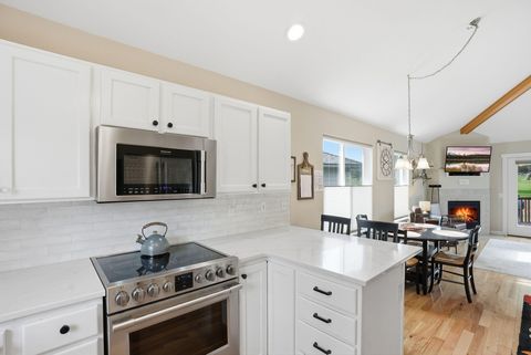 Tiny photo for 999 Golden Pheasant Drive, Redmond, OR 97756 (MLS # 220219398)