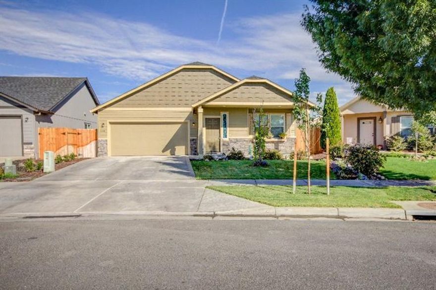 The 1574 Hudson is an efficiently designed, mid sized single level home offering both space and comfort. The open kitchen is a chef's dream, with counter space galore. plenty of cupboard space and a breakfast bar. Master has both a tub and shower as well as dual vanity and a sizable WIC. Two sizable bedrooms that share a the second bath round out this well planned home.