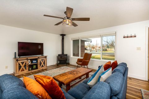 Tiny photo for 1650 SW 16th Street, Redmond, OR 97756 (MLS # 220217362)