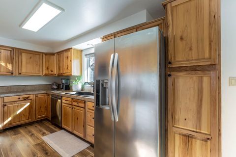 Tiny photo for 1650 SW 16th Street, Redmond, OR 97756 (MLS # 220217362)