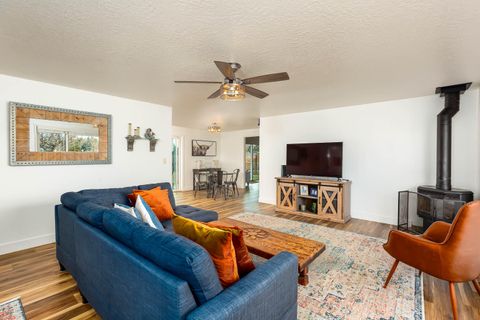 Tiny photo for 1650 SW 16th Street, Redmond, OR 97756 (MLS # 220217362)