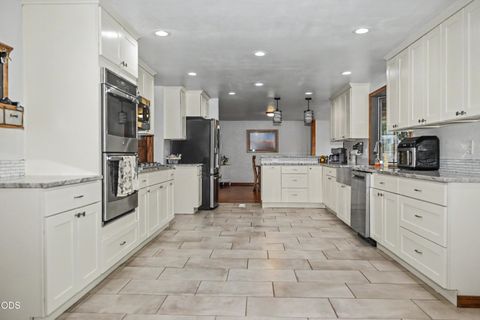 Tiny photo for 3665 Pine Tree Drive, Klamath Falls, OR 97603 (MLS # 220224608)