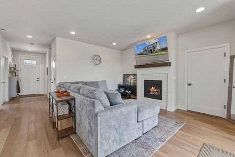 Tiny photo for 1008 NE Whistle Way, Prineville, OR 97754 (MLS # 220220114)
