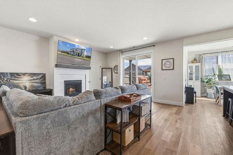 Tiny photo for 1008 NE Whistle Way, Prineville, OR 97754 (MLS # 220220114)