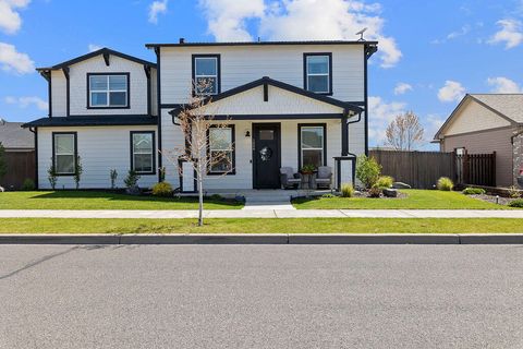 Photo of 1008 NE Whistle Way, Prineville, OR 97754 (MLS # 220220114)