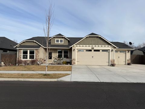 Photo of 2900 NW 23rd Street, Redmond, OR 97756 (MLS # 220215764)