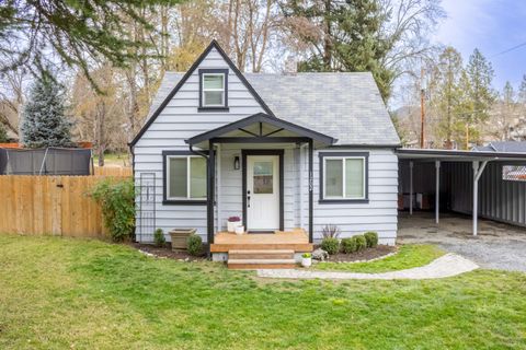 Photo of 1202 NW B Street, Grants Pass, OR 97526 (MLS # 220215623)