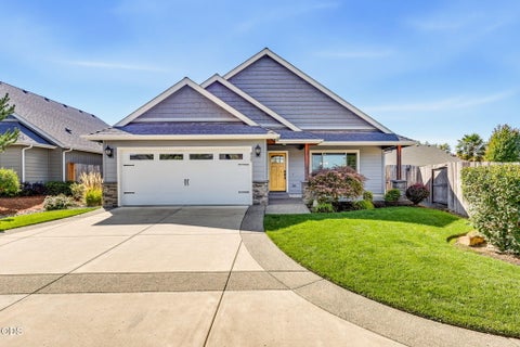 Photo of 425 SE Cadet Court, Grants Pass, OR 97527 (MLS # 220228542)