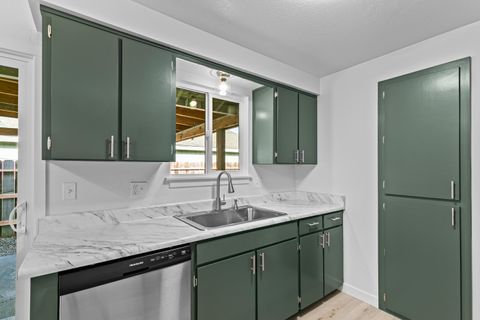 Tiny photo for 321 Jeanette Avenue, Medford, OR 97501 (MLS # 220212486)