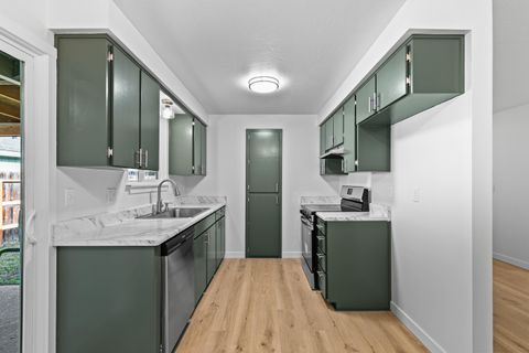 Tiny photo for 321 Jeanette Avenue, Medford, OR 97501 (MLS # 220212486)