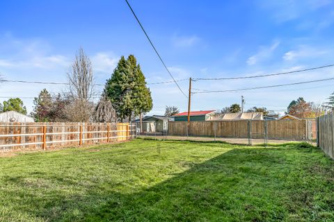 Tiny photo for 321 Jeanette Avenue, Medford, OR 97501 (MLS # 220212486)