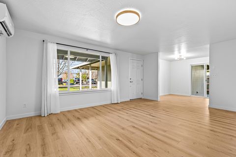 Tiny photo for 321 Jeanette Avenue, Medford, OR 97501 (MLS # 220212486)