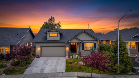 Photo of 270 NW 33rd Street, Redmond, OR 97756 (MLS # 220222607)