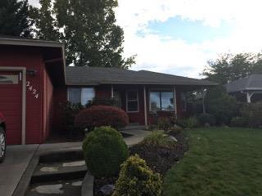 Spacious 3-bedroom/2-bath house with good-sized bedrooms in East Medford, just waiting for its new owner! This charming single-level home with great curb appeal is located on a quiet cul-de-sac and is conveniently located to shopping and schools. The master suite features a walk-in closet and skylight, and the open floor plan is well-designed. You will love the kitchen sink overlooking the big backyard with mature landscaping and fruit trees. Come check it out!